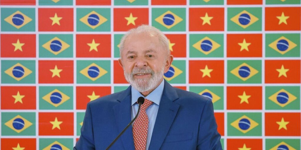 Lula retorna ao Brasil após fechar acordos comerciais em viagem pela Ásia