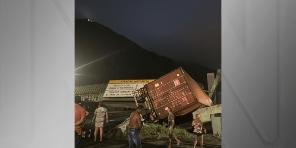 Vídeo mostra acidente que derrubou passarela na Rodovia Anchieta em SP