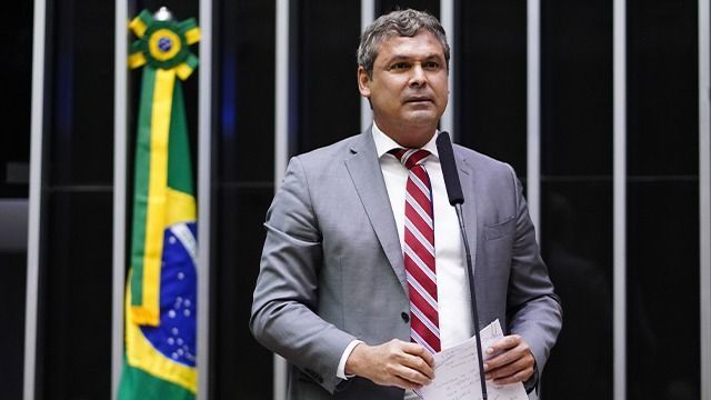 PT vai agir se ele ficar interferindo na Comissão lá dos EUA, diz Lindbergh