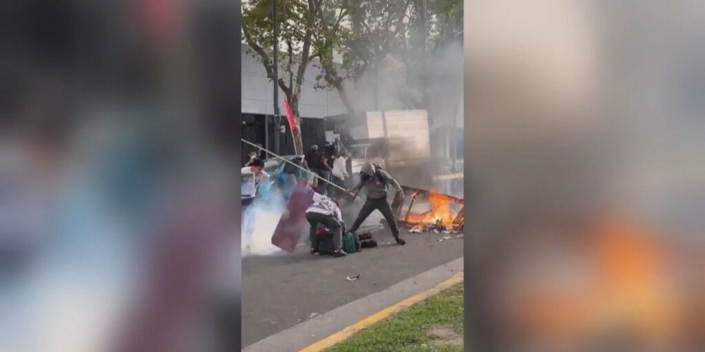 Fotógrafo fica em estado crítico após ser atingido em protesto na Argentina