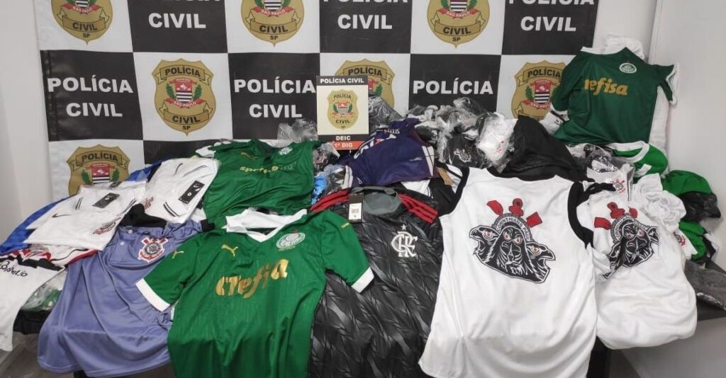 Mais de 2 mil produtos de futebol falsificados são apreendidos em SP