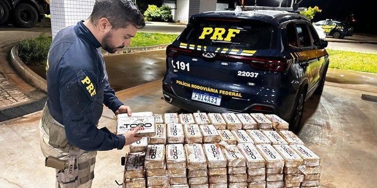 Polícia apreende 233 kg de pasta base de cocaína em fundo falso de veículo