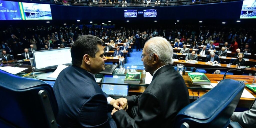 No Senado, Sarney é homenageado em sessão sobre 40 anos da redemocratização