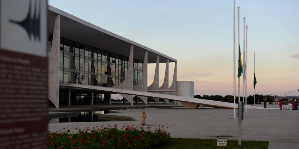 Planalto tenta encontrar saída diplomática para tarifas de Trump