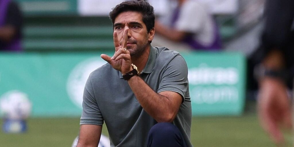 Abel corneta torcida do Palmeiras e elogia a do Botafogo: "Nunca vi isso"