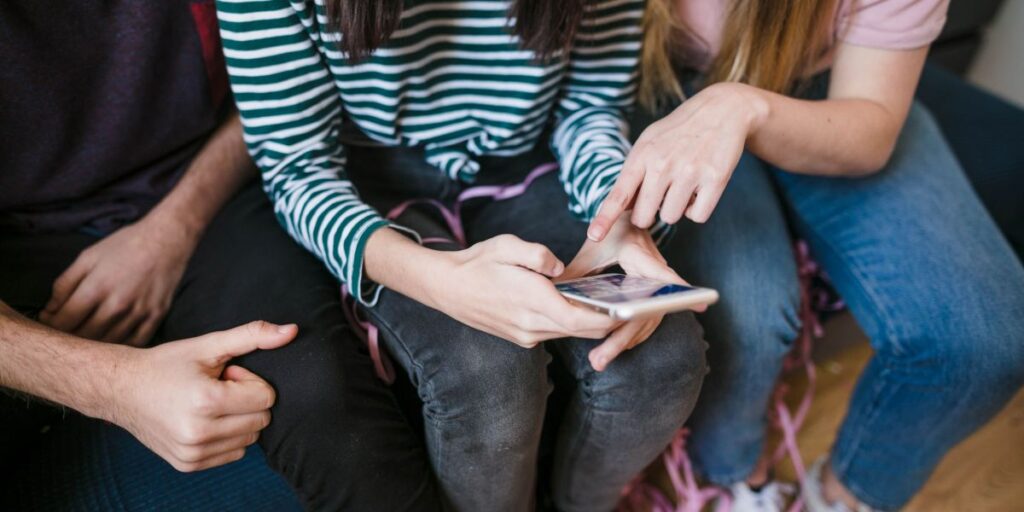 Conselho do MEC divulga orientações sobre proibição de celulares nas escola