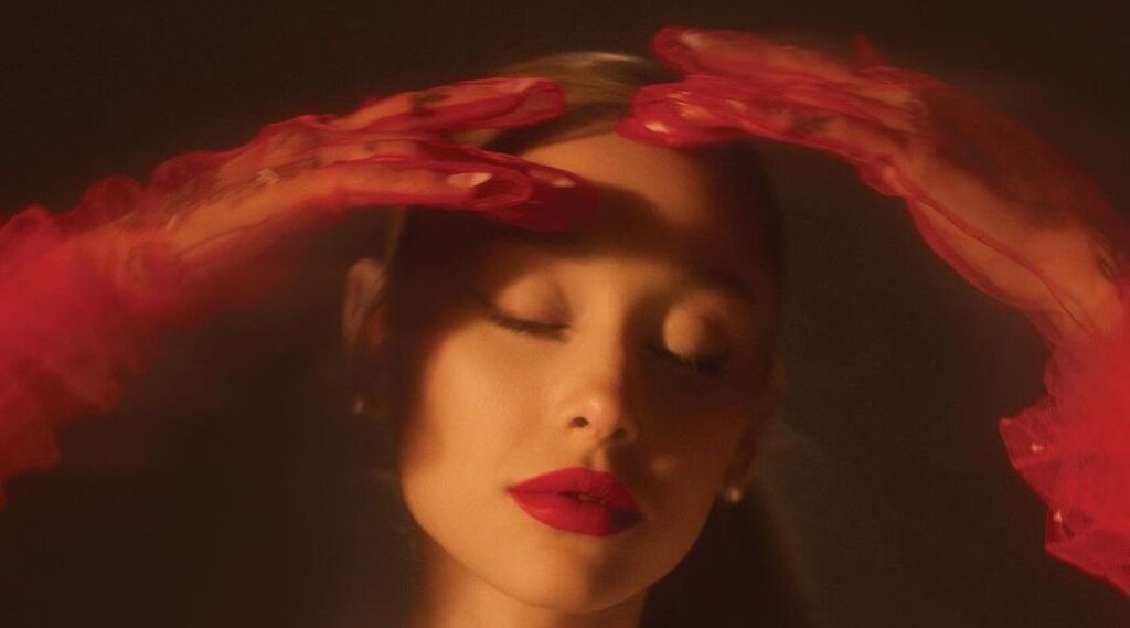 Ariana Grande divulga capa e data da versão deluxe do "Eternal Sunshine"