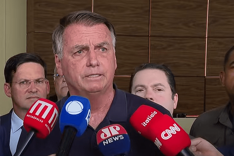 “Por enquanto, eu sou candidato”, diz Bolsonaro