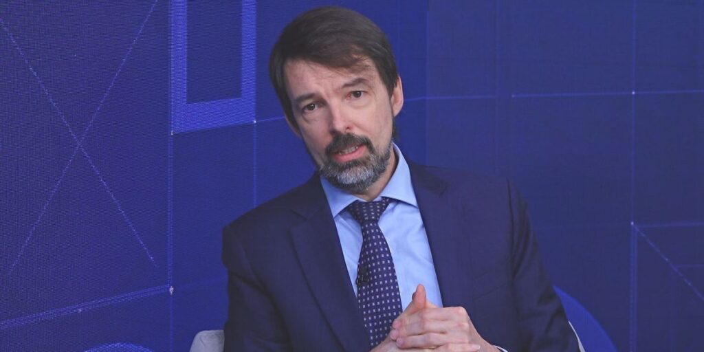 Brasil atualmente é espécie de experimento social, diz Fernando Schüler