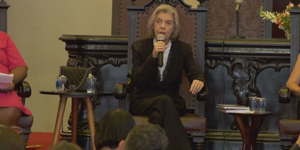 “Democracia não é palavra vã”, diz Cármen Lúcia ao relembrar ditadura