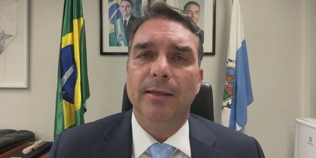 Flávio Bolsonaro: Ninguém esperava que Eduardo fosse tomar essa decisão