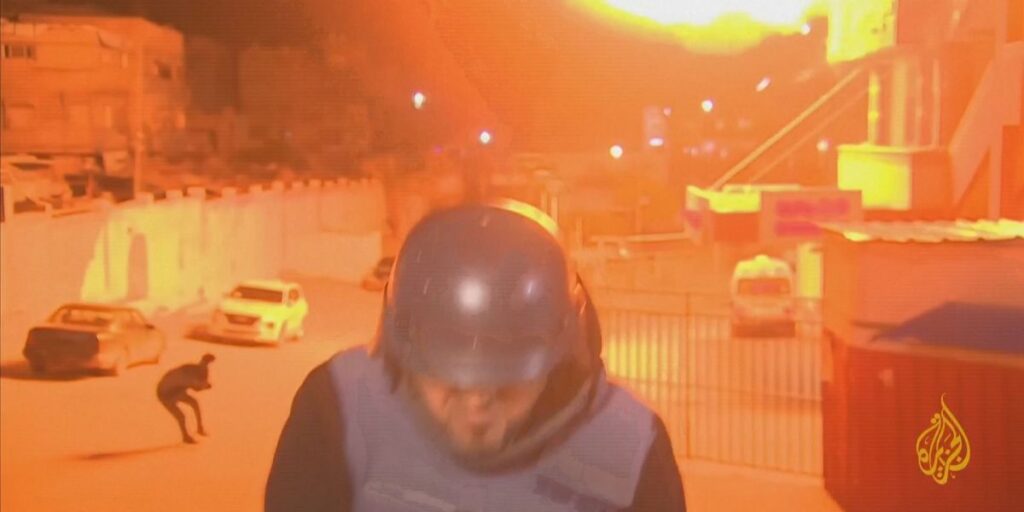 Vídeo mostra momento em que hospital explode em Gaza atrás de repórter