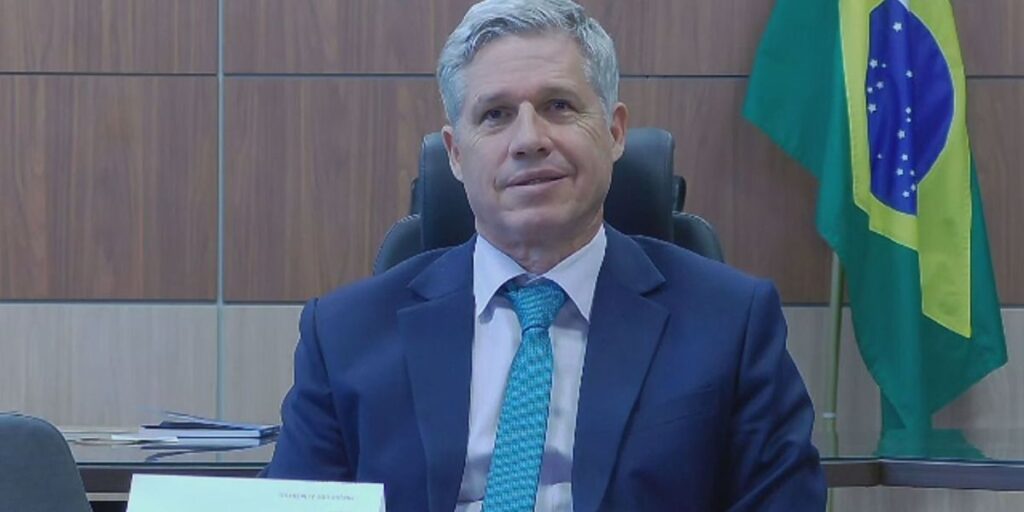 Preço dos alimentos deve cair com dólar mais baixo, diz Teixeira à CNN