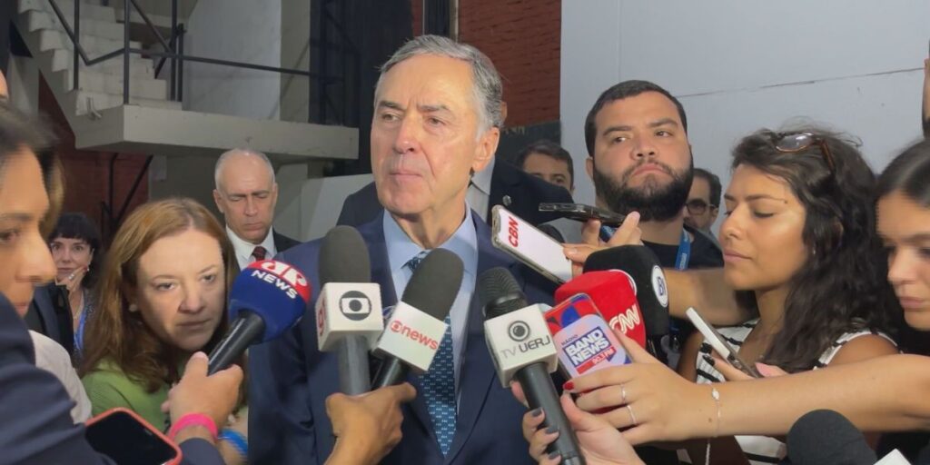 Barroso sobre Bolsonaro: "Tem direito de emitir sua opinião"
