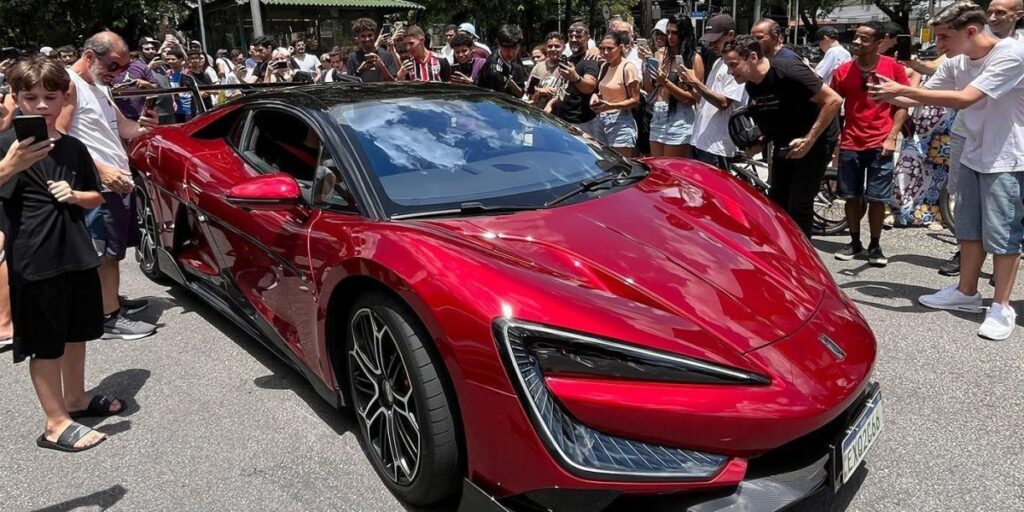 Felipe Massa é visto em BYD superesportivo que "pula e dança"; confira