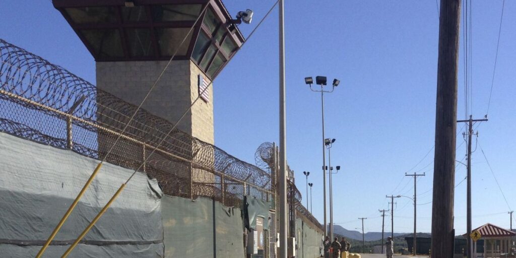 Imigrantes presos em Guantánamo são levados de volta aos EUA; entenda