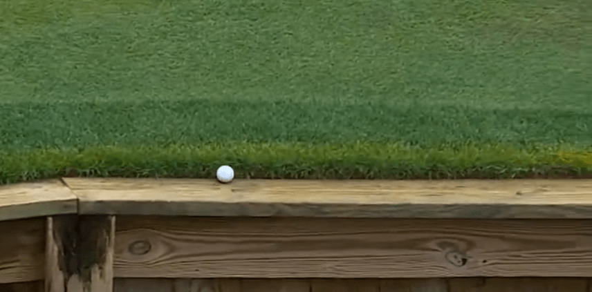 Bola de golfe dança na borda por 10 segundos antes de cair na água; veja