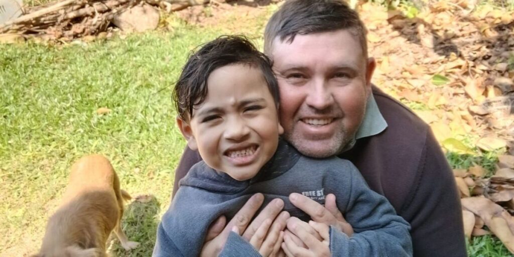 Menino jogado de ponte pelo pai é enterrado no RS