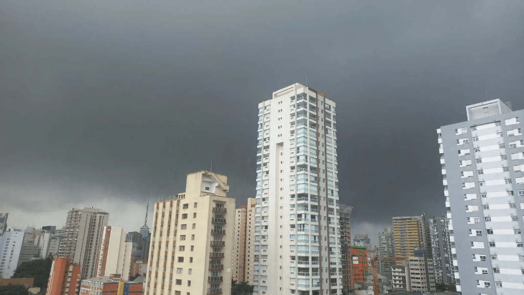 Previsão de chuva forte para o último dia do verão em São Paulo