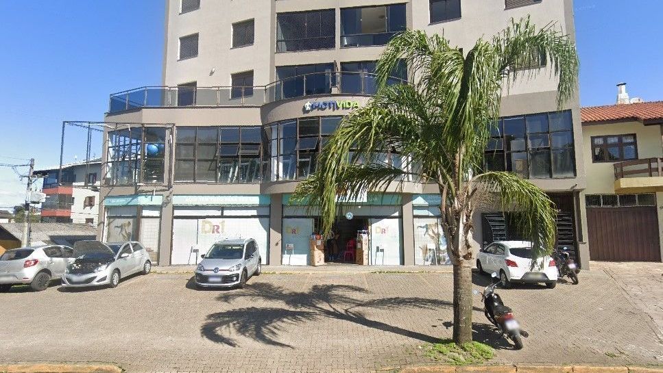 Mulher morre após cair do segundo andar de academia durante exercício no RS