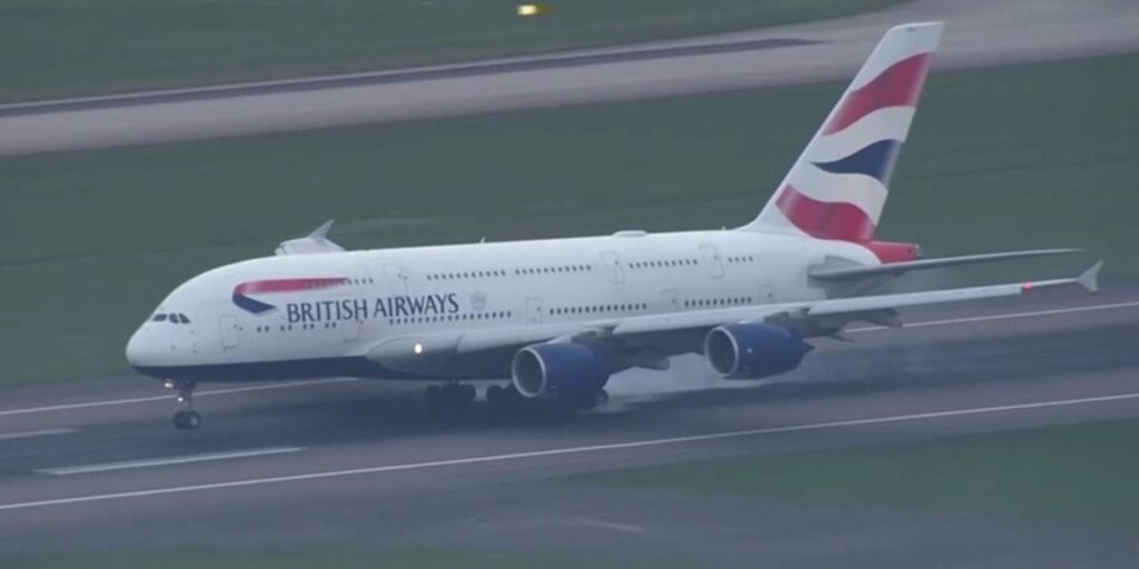 Avião da British Airways pousa no aeroporto de Heathrow após incêndio