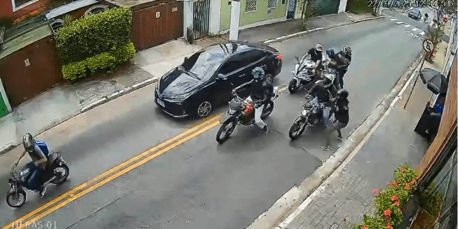 Vídeo: criminosos cercam homem e roubam moto na zona leste de São Paulo