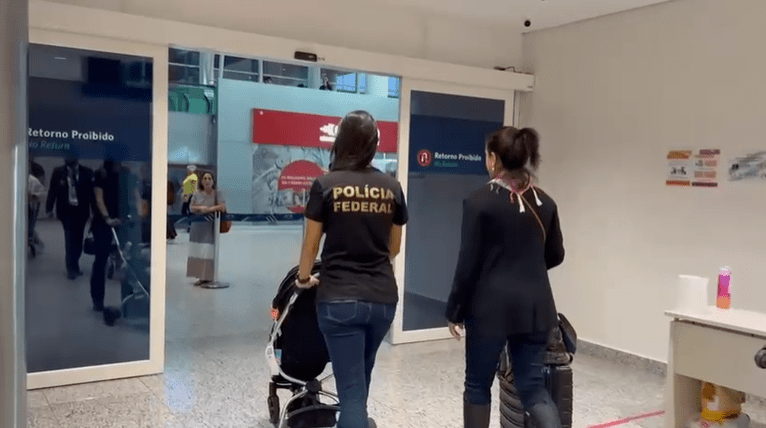 Bebê vítima de tráfico internacional de pessoas retorna ao Brasil