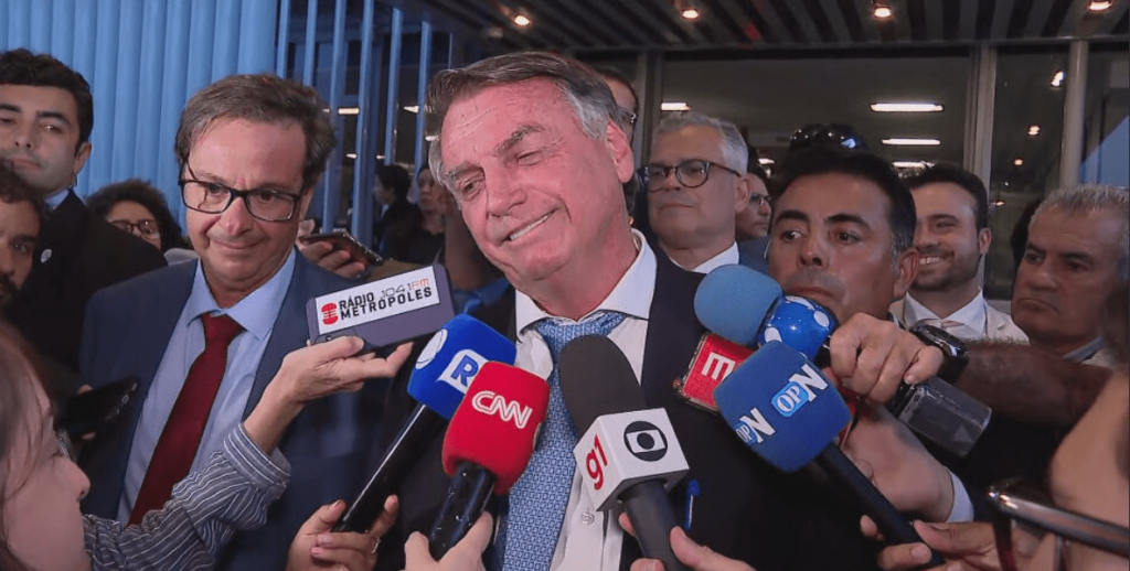 Marcha fúnebre interrompe fala de Bolsonaro após julgamento