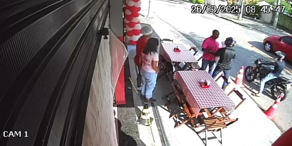 Vídeo: Empresária é assaltada enquanto fazia live em restaurante no Rio