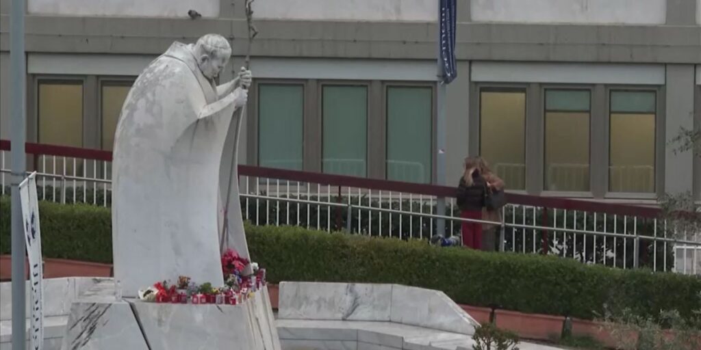 Papa Francisco descansou bem em mais uma noite no hospital, diz Vaticano