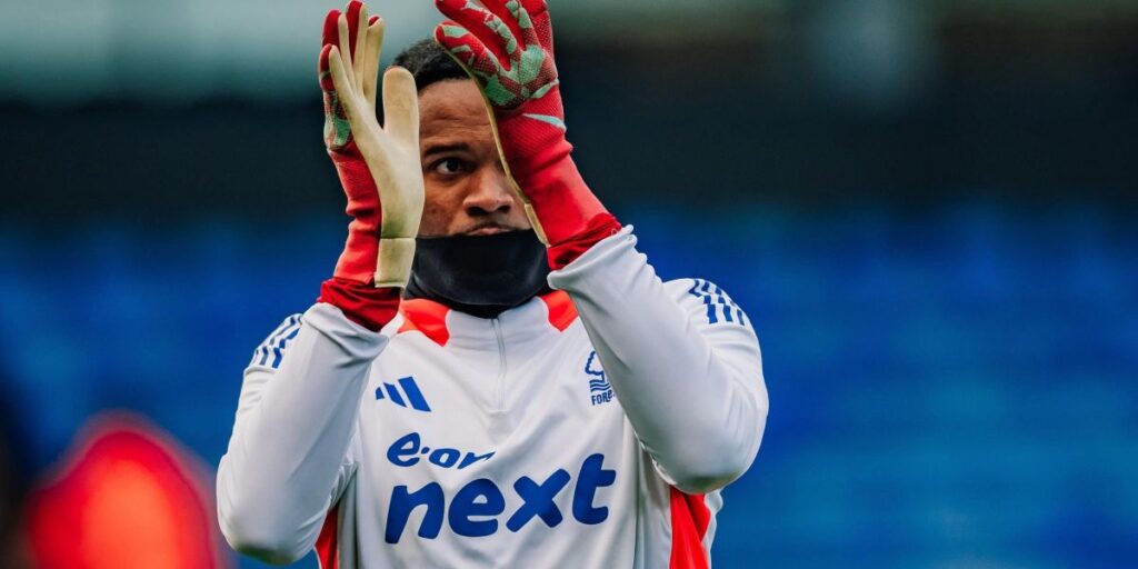 Goleiro Carlos Miguel comemora classificação à semi da Copa da Inglaterra