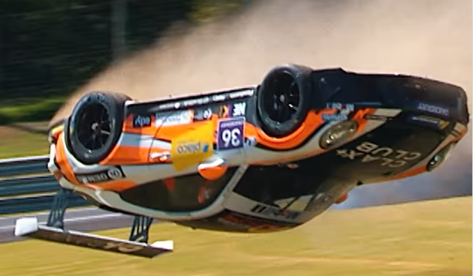 Vídeo: Carro capota seis vezes e piloto sai ileso na Porsche Cup Brasil