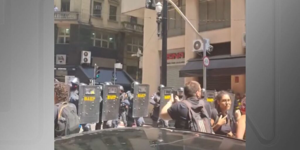 PM e manifestantes entram em confronto em ato contra leilão da CPTM em SP