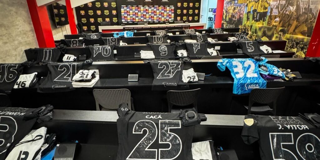 Vestiário do Corinthians alaga, e jogadores improvisam na sala de imprensa