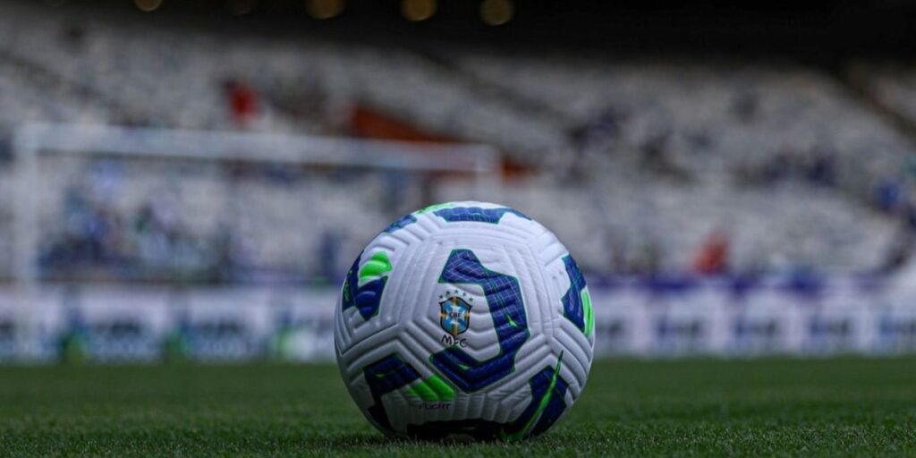 Árbitro pede desculpas para jogador após partida do Brasileirão; entenda