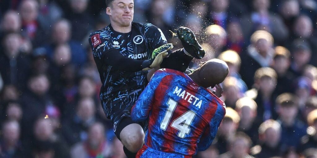 Federação inglesa quer punição severa para goleiro que agrediu atacante