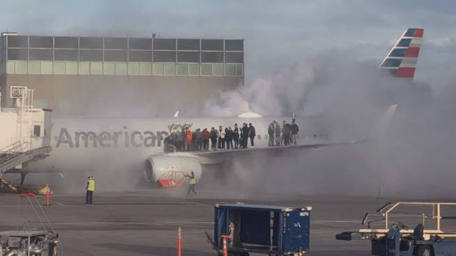 EUA: Avião pega fogo em aeroporto em Denver