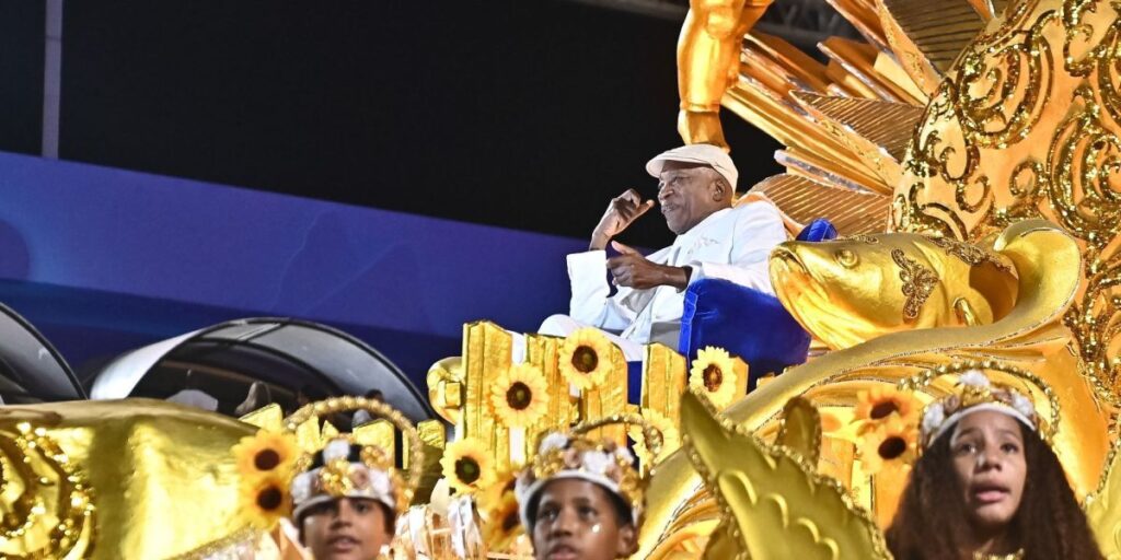 Público recebe Milton Nascimento de pé em desfile da Portela