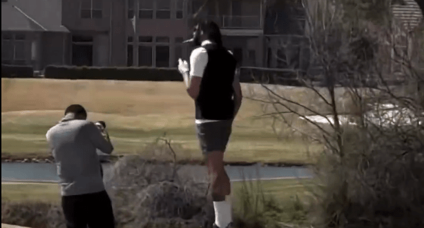NBA: Lesionado, Anthony Davis é flagrado fumando e jogando golfe