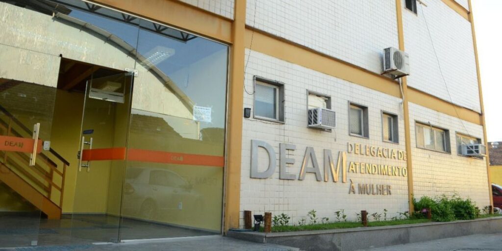 Homem é preso após invadir delegacia da mulher e ameaçar ex-namorada