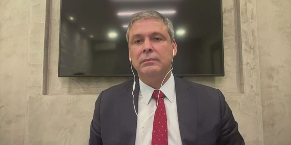 Lindbergh à CNN: Bolsonaro já falou em fuga várias vezes