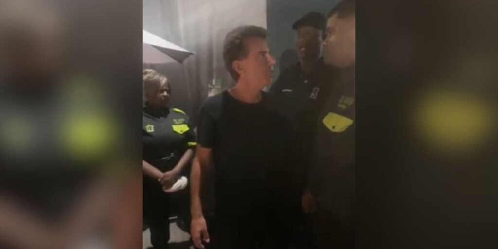 Homem denunciado por racismo xinga funcionários no Rio Open; veja vídeo