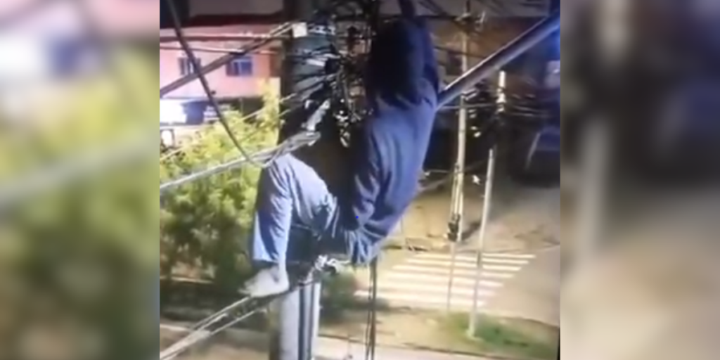 Vídeo: homem é pego em flagrante furtando fiação elétrica em SP