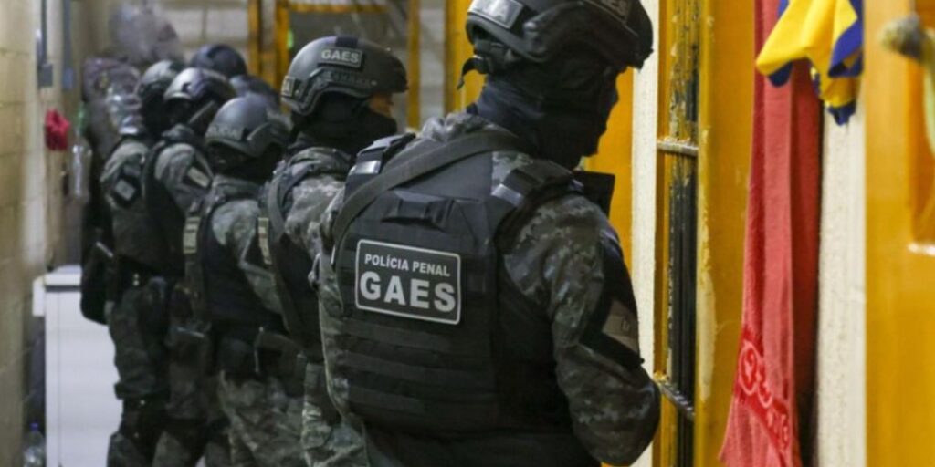 Operação em presídios do Brasil apreende mais de 800 celulares em celas