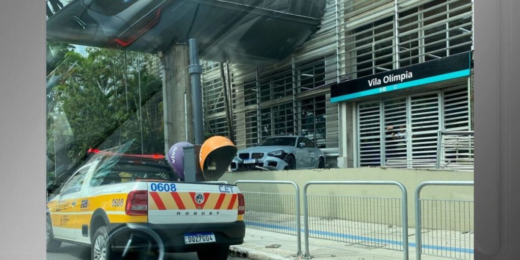 BMW desliza na pista e vai parar em frente à estação Vila Olímpia em SP
