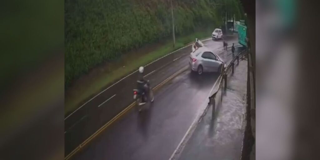 Vídeo: Carro de auto escola perde o controle e atinge motociclista em MG