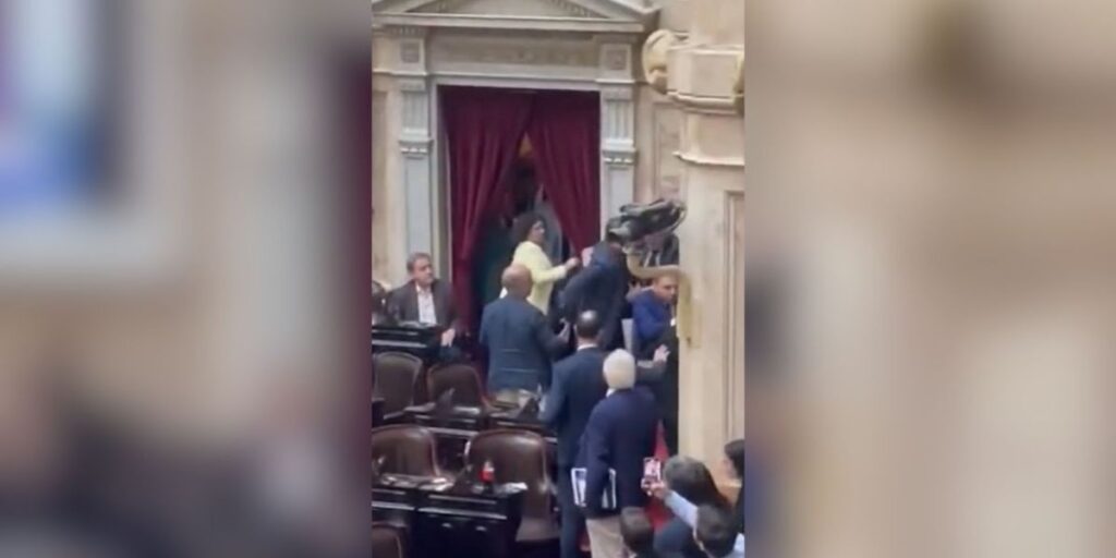 Argentina: Em dia de protesto, parlamentares trocam agressões na Câmara