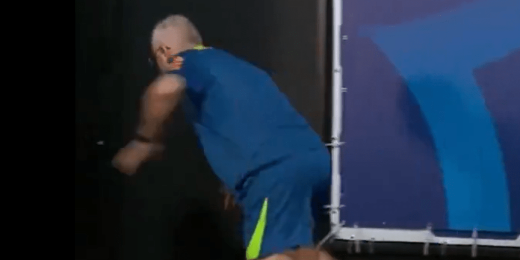 Dorival tropeça e quase cai após coletiva da Seleção; veja vídeo