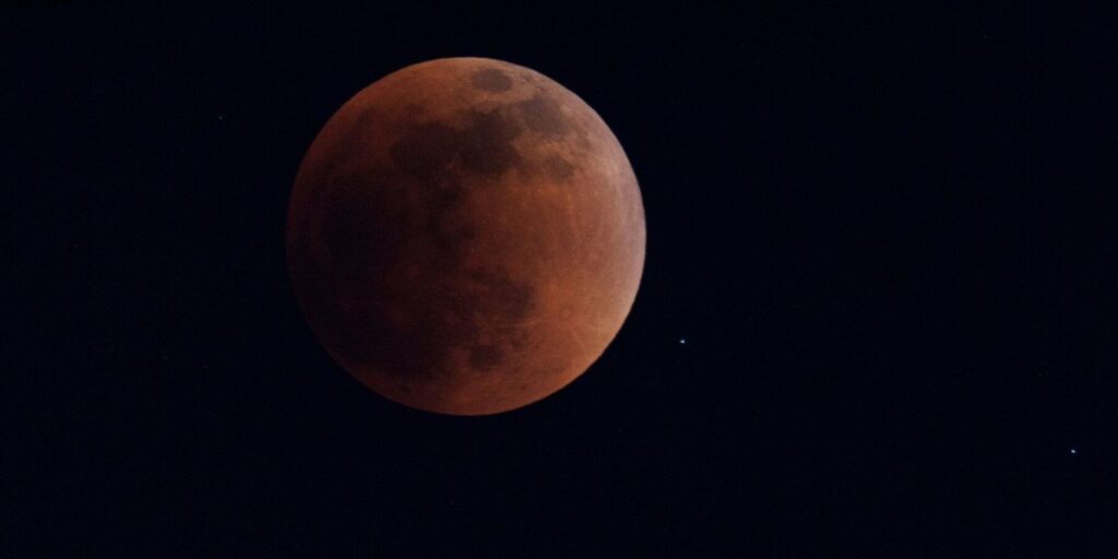 Eclipse total da Lua ocorre nesta madrugada; saiba tudo sobre