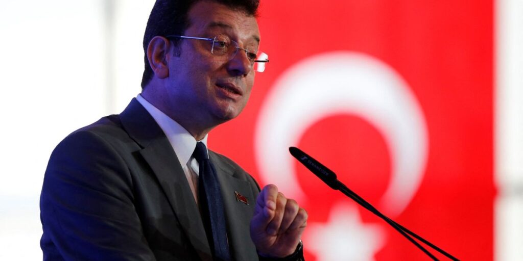 Tribunal turco prende prefeito de Istambul enquanto aguarda julgamento